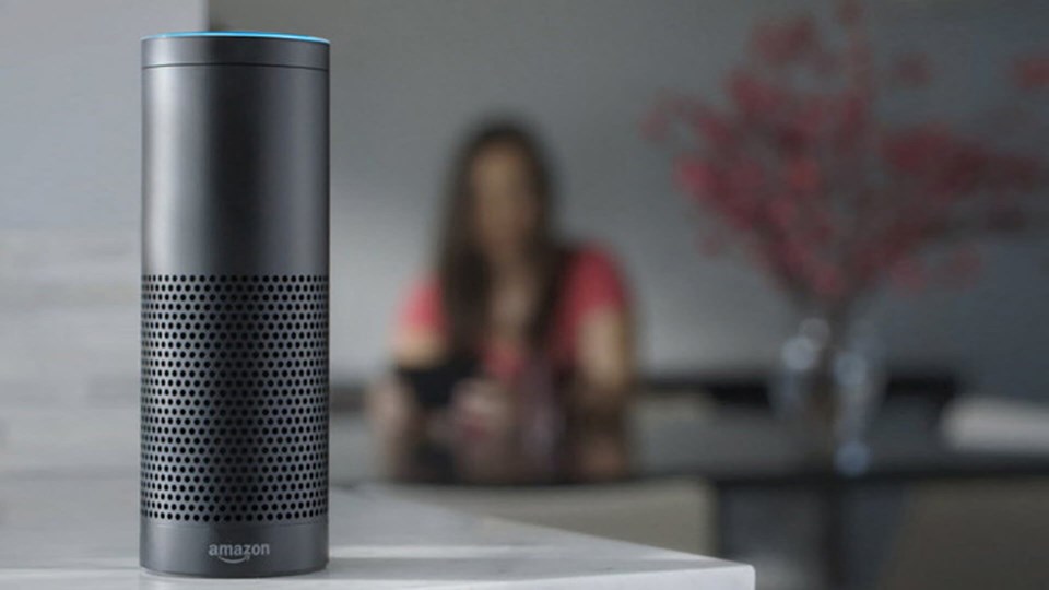 Amazon tarafından 2014'te geliştirilen akıllı ev asistanı Echo kullanıcıların sadece sesli komutlarla pek çok bilgiye ulaşmasını sağlıyor. Ancak 7 adet mikrofona sahip olan cihaz sürekli bulunduğu ortamdaki konuşmaları dinlediği iddiasıyla eleştirilerin de hedefinde bulunuyor. 
