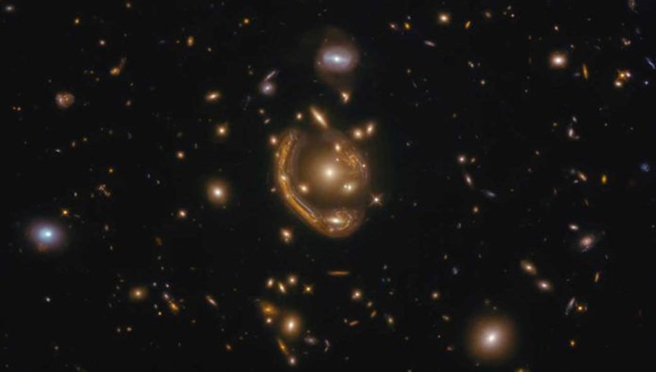 Hubble Uzay Teleskobu, devasa Einstein halkasını görüntüledi