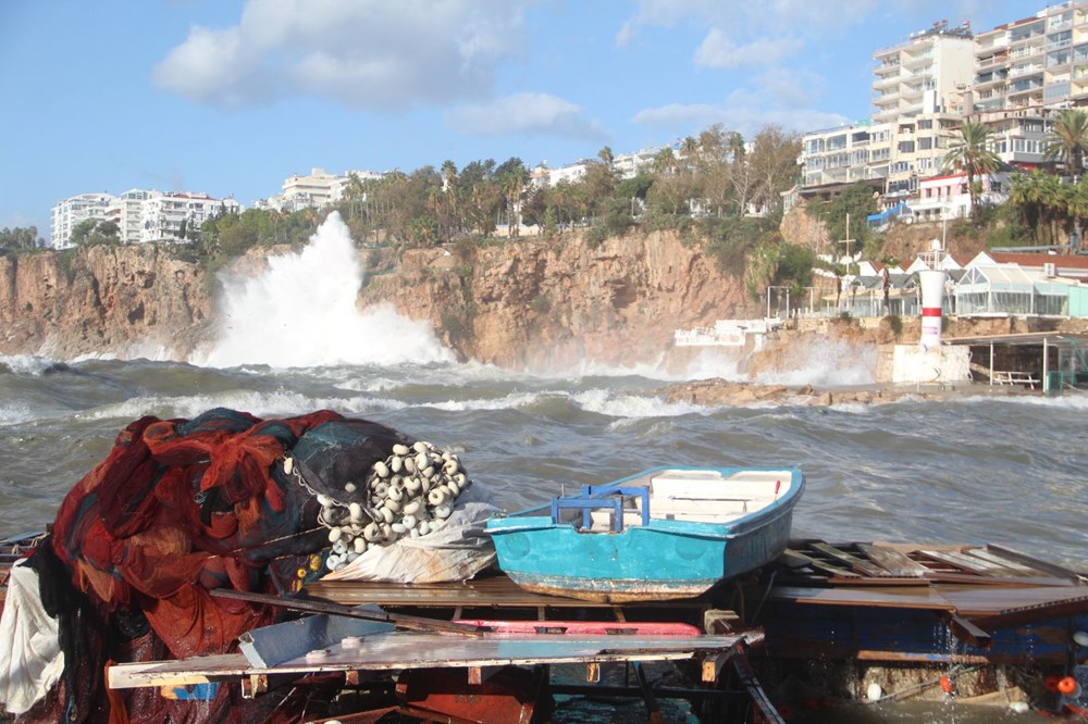 Antalya'da dev dalgalar yat limanını yuttu: 1 tur, 2 balıkçı teknesi battı - 18