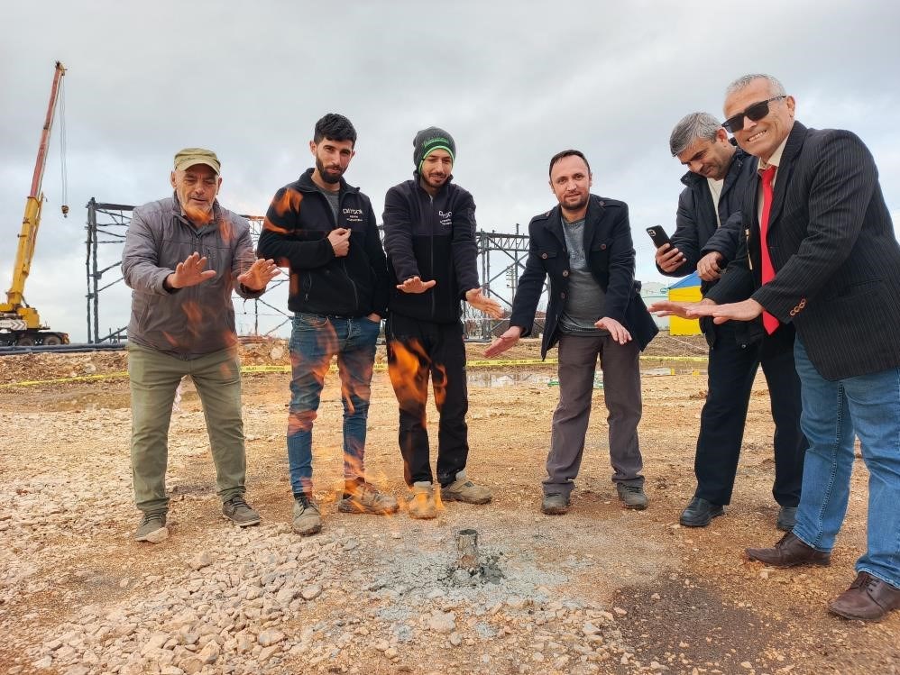 Bazı vatandaşlar yanan doğalgazın etrafında toplanıp ısındı.