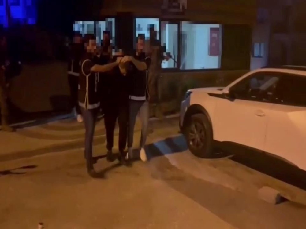 İntikam peşindeki çeteye operasyon... İzmir ve İstanbul'da 10 gözaltı 3 Barış Boyun suç örgütüne operasyon (Yunanistan’daki
infazların intikamı için eylem hazırlığı yapan 10 kişiye gözaltı) - 4