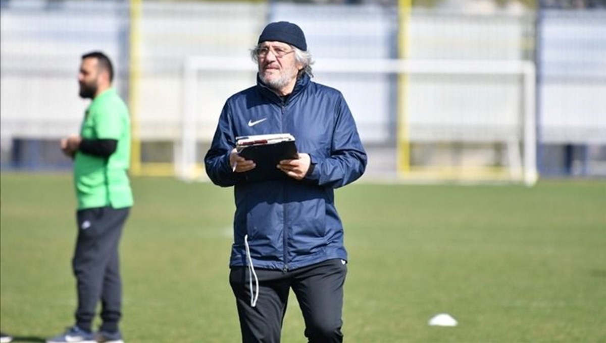 Mustafa Reşit Akçay sahaya daldı, futbolcunun üzerine yürüdü