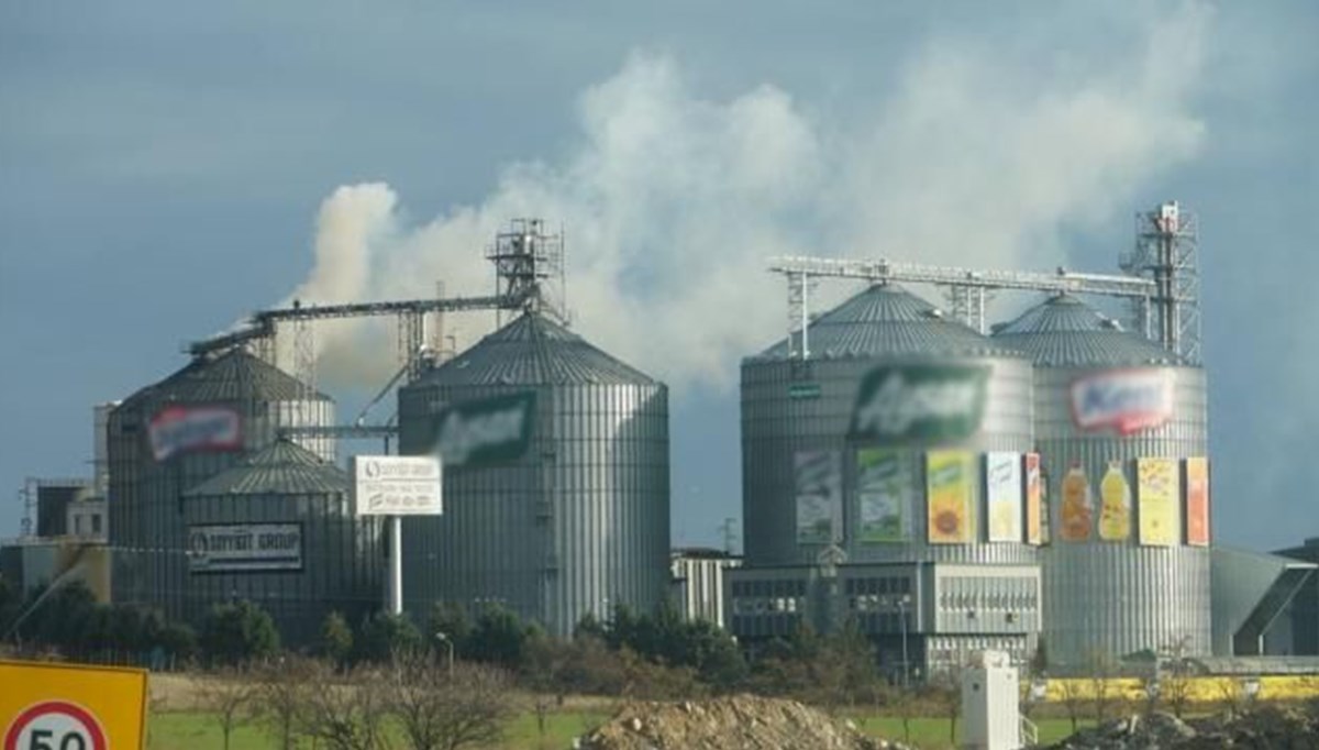Edirne'de yağ fabrikasında çıkan yangına müdahale ediliyor Edirne'de yağ fabrikasında çıkan yangına müdahale ediliyor