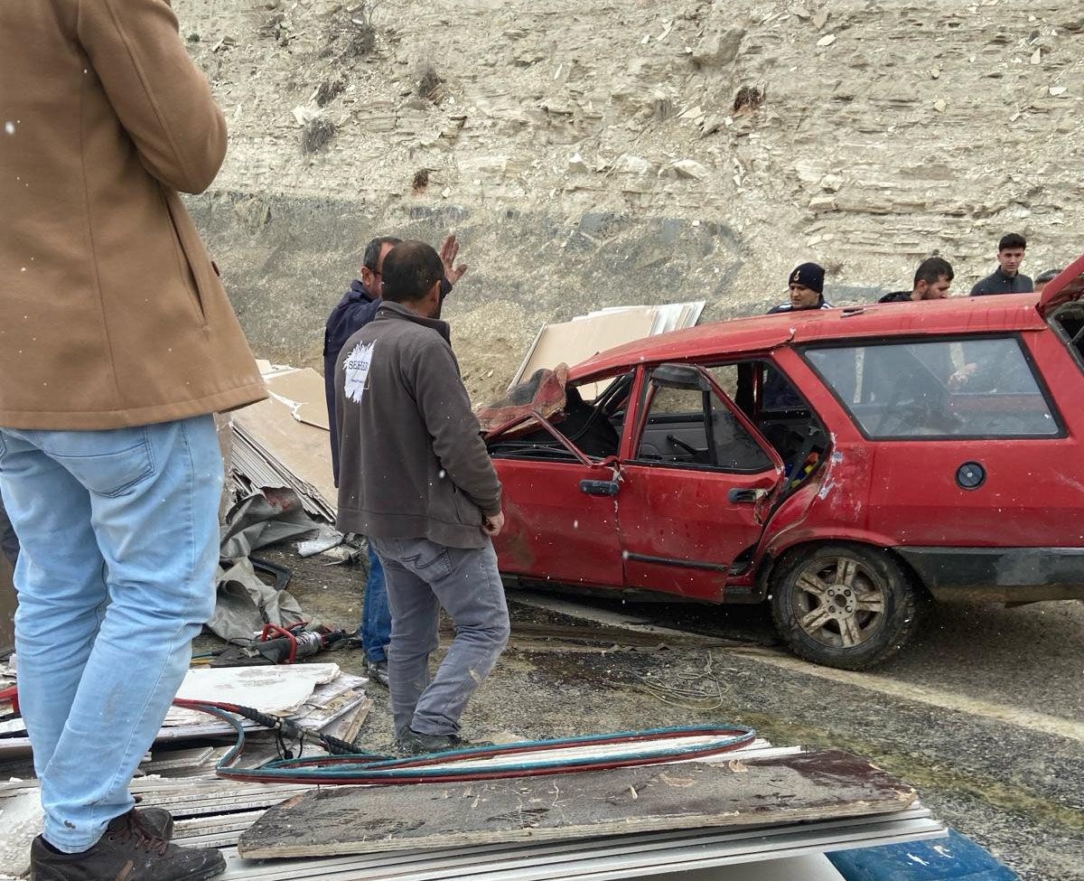 Kaygan yolda feci kaza: TIR devrildi, alçıpanlar otomobilin üzerine düştü