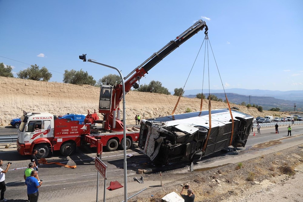 Ölüm virajında feci kaza: Üç ölü, altı yaralı - 4