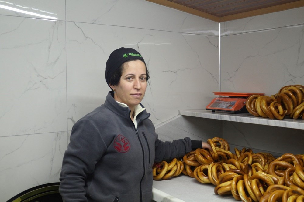 Yaptığı işle bayanlara ilhan oluyor: Simitten ekmeğe fırında her şeyi yapıyor 76 jNe vBI skmvFOyLI3QwaA