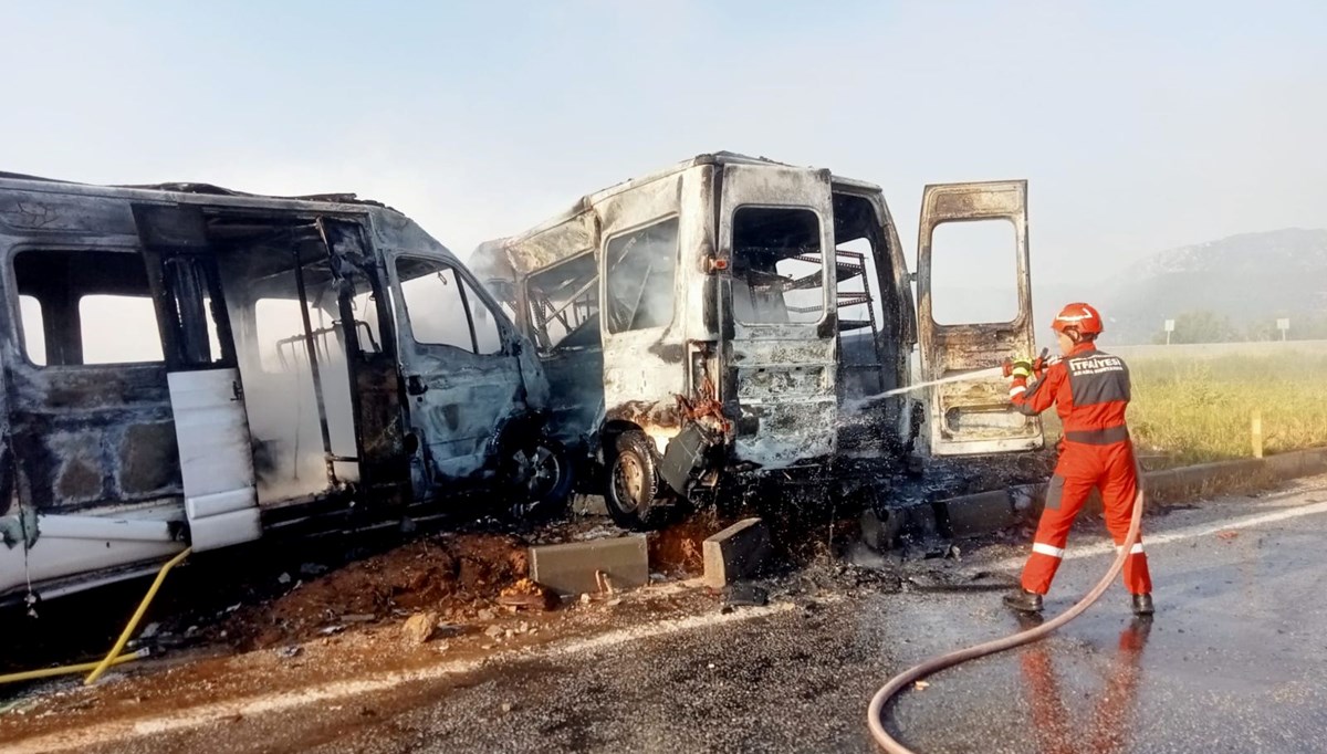 Muğla'da iki minibüs çarpıştı: 4'ü ağır 14 kişi yaralandı Muğla'da iki minibüs çarpıştı: 4'ü ağır 14 kişi yaralandı