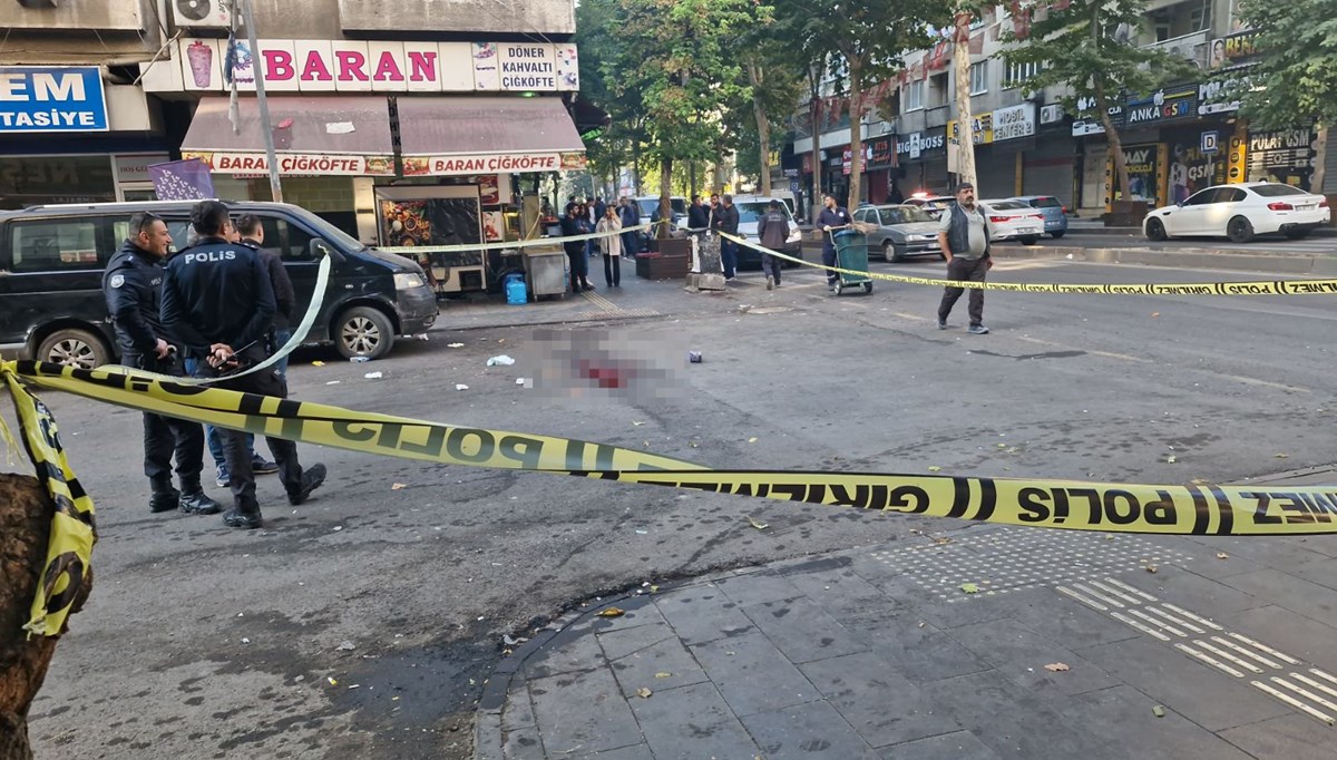 Döner bıçağıyla soygun! 3 kişiyi yaralayan şüpheli, bacağından vurulup yakalandı Döner bıçağıyla soygun! 3 kişiyi yaralayan şüpheli, bacağından vurulup yakalandı