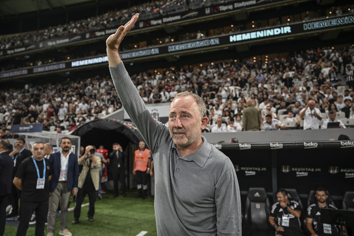 Beşiktaş Teknik Direktörü Sergen Yalçın, maç öncesi taraftarları selamladı.