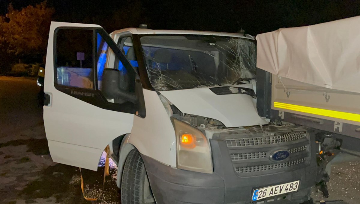 Eskişehir'de park halindeki TIR'a çarpan kamyonetin sürücüsü yaralandı Eskişehir'de park halindeki TIR'a çarpan kamyonetin sürücüsü yaralandı