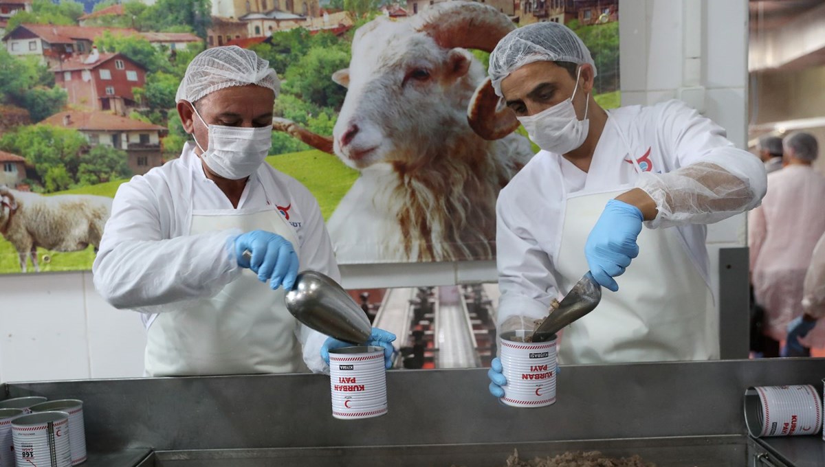 Türk Kızılay, kurban etinden günde 50 bin kişiye yemekle ulaştırıyor