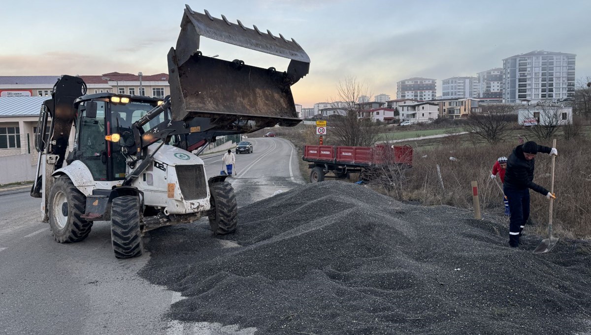 Edirne'de 5 ton ayçiçeği yüklü traktör römorku devrildi Edirne'de 5 ton ayçiçeği yüklü traktör römorku devrildi