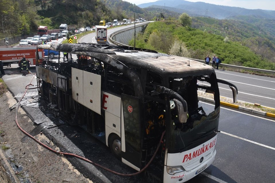 Düzce'de yolcu otobüsü yandı - 1