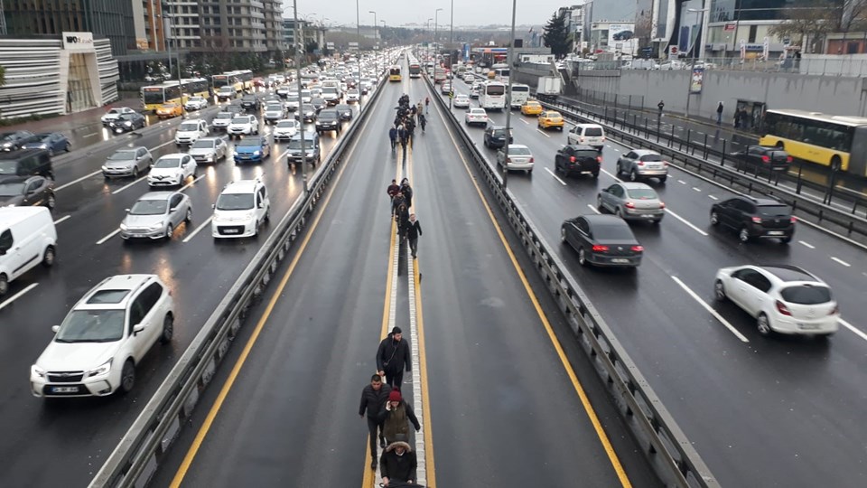 SON DAKİKA: İstanbul Şirinevler'de metrobüs arızalandı - 1