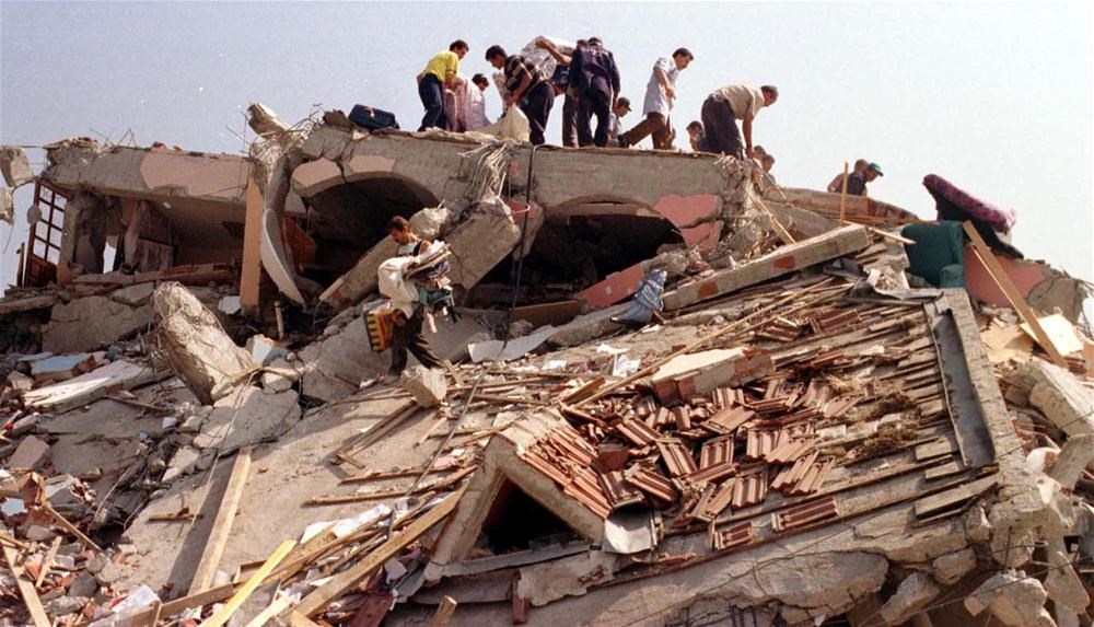 Землетрясения 17. Измитское землетрясение 1999. Землетрясение в Турции 1999. Землетрясение в Турции 1999 год.