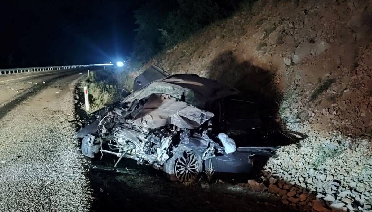 Otobüs otomobille çarpıştı: 1 ölü