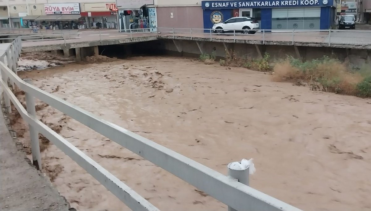 Çorum'da selin geliş anı kamerada