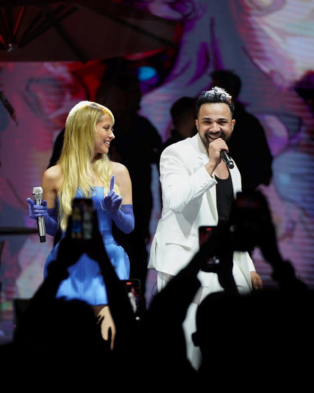 Derya Uluğ'un saplantılı hayranı uzaklaştırma kararını hiçe saydı, ön sıradan konseri izledi - 3