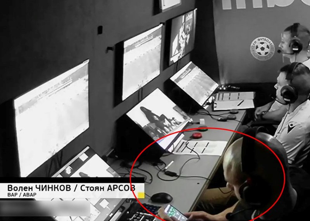 Dünya futbolunda büyük skandal: Hakem, VAR odasında canlı bahis yaptı - 1