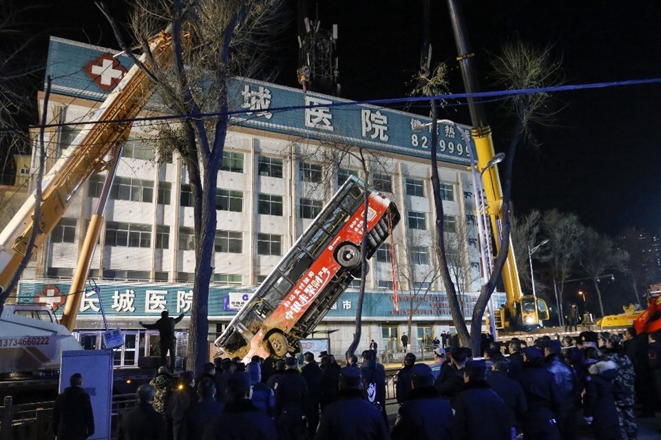 Çin'de çöken yol otobüsü yuttu: 6 ölü - 1