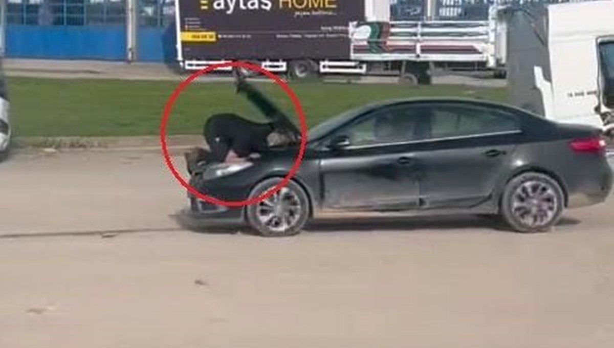 Seyir halindeyken kaputa çıkarak motoru tamir etti Seyir halindeyken kaputa çıkarak motoru tamir etti