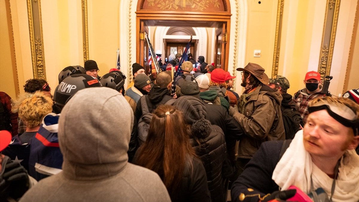 ABD'de Trump destekçileri Kongre binasına girdi (Washington'da sokağa çıkma yasağı ilan edildi) | NTV
