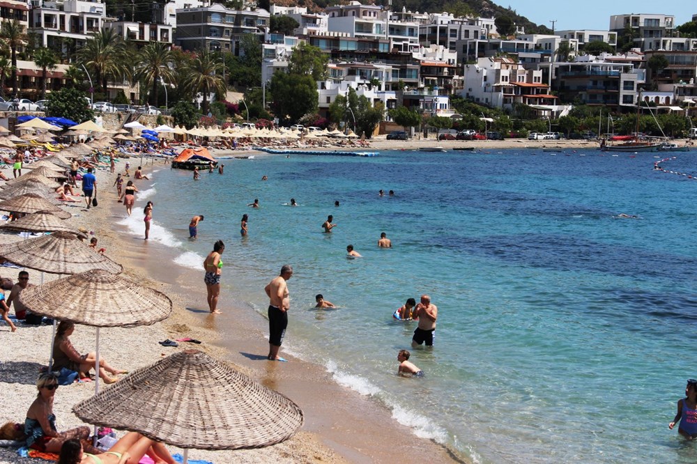 Hava sıcaklığının 32 dereceyi bulduğu Bodrum'da sahiller doldu taştı - 4