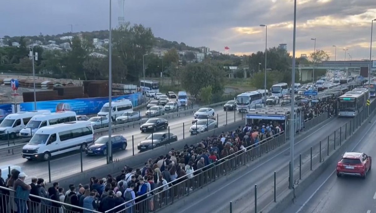 İstanbul’da bazı metrobüs duraklarında yoğunluk İstanbul’da bazı metrobüs duraklarında yoğunluk
