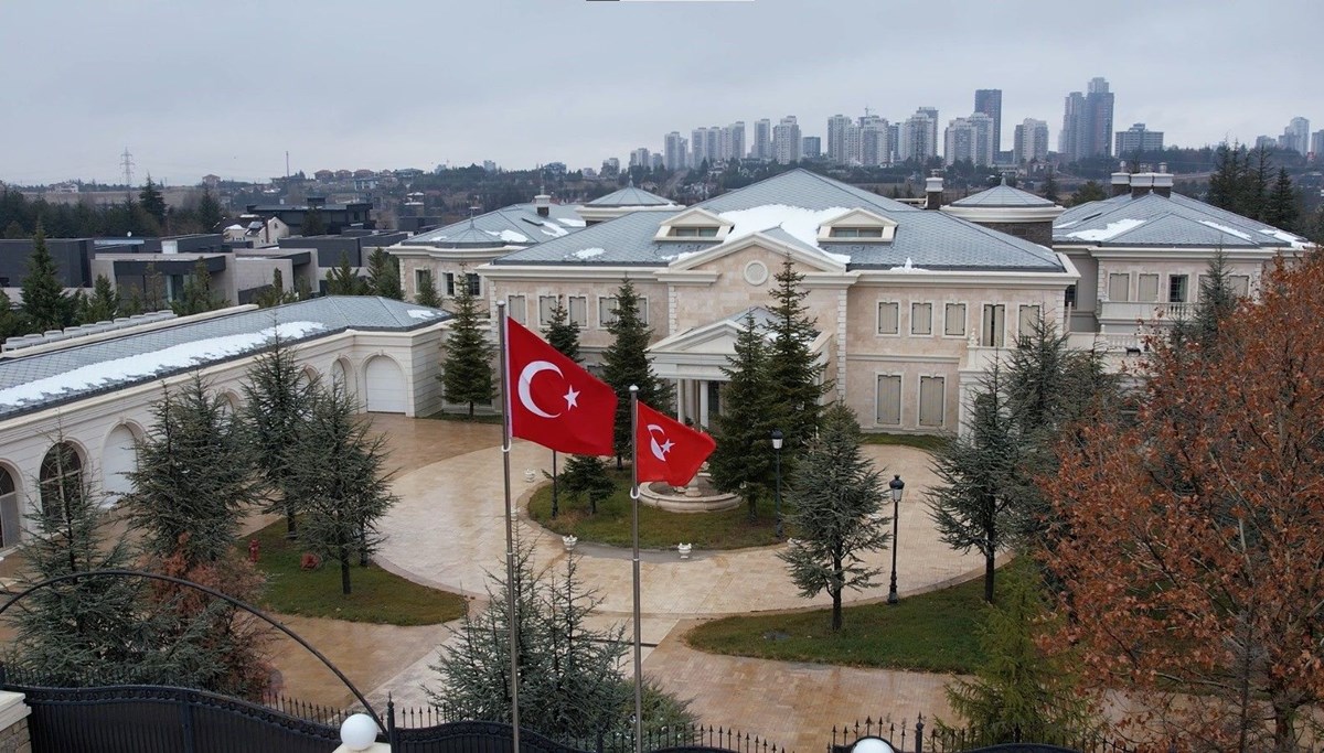 FETÖ'nün Varlık Fonu'na devredilen malikanesine Türk bayrakları çekildi