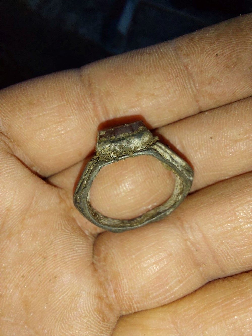 Lahit mezar bulunan bölgede 'Hermes' figürlü yüzüğe ulaşıldı - 2