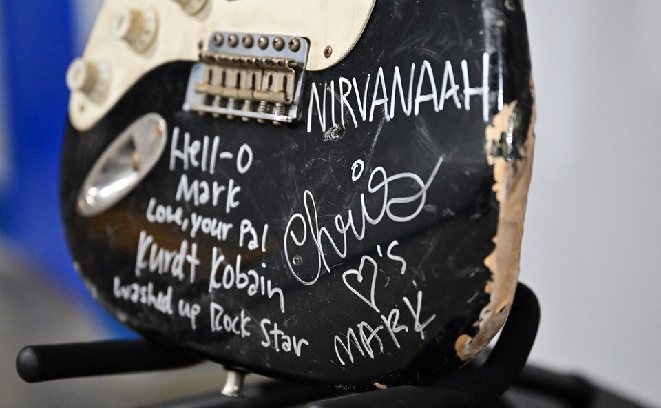 Kurt Cobain'in parçaladığı gitar açık artırmada satıldı - 2