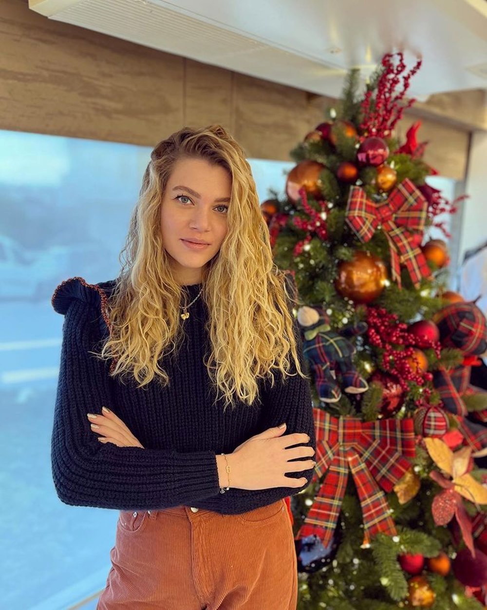 هكذا احتفل مشاهير تركيا بالكريسماس (صور) 6 سهم عيد الميلاد من أسماء مشهورة - 7