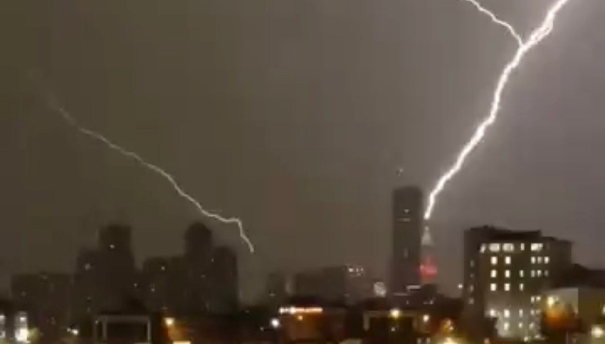 Finans Merkezi'nde bir binaya yıldırım düştü Finans Merkezi'nde bir binaya yıldırım düştü