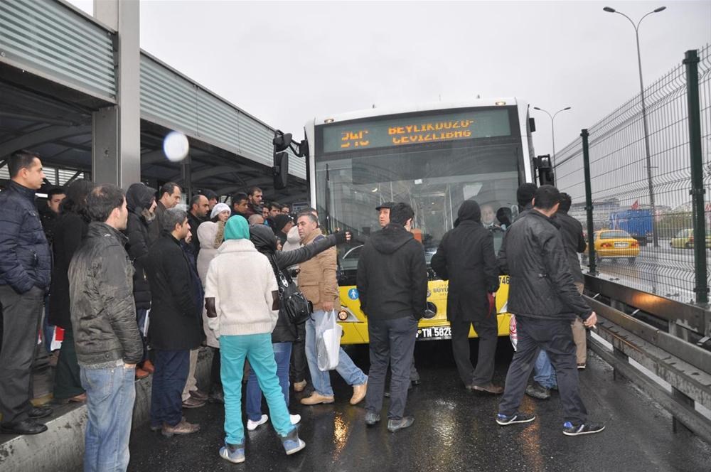 Metrobüs durağında eylem - 1