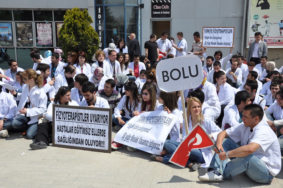 Abant İzzet Baysal Ünıversitesi Kemal Demir Fizik Tedavi ve Rehabilitasyon Yüksekokulu öğrencileri ve Bolu'daki çeşitli hastanelerde çalışan fizyoterapistler de oturma eylemi yaptı.