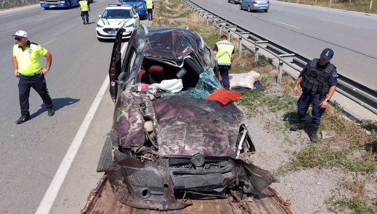 Hafif ticari araç takla attı