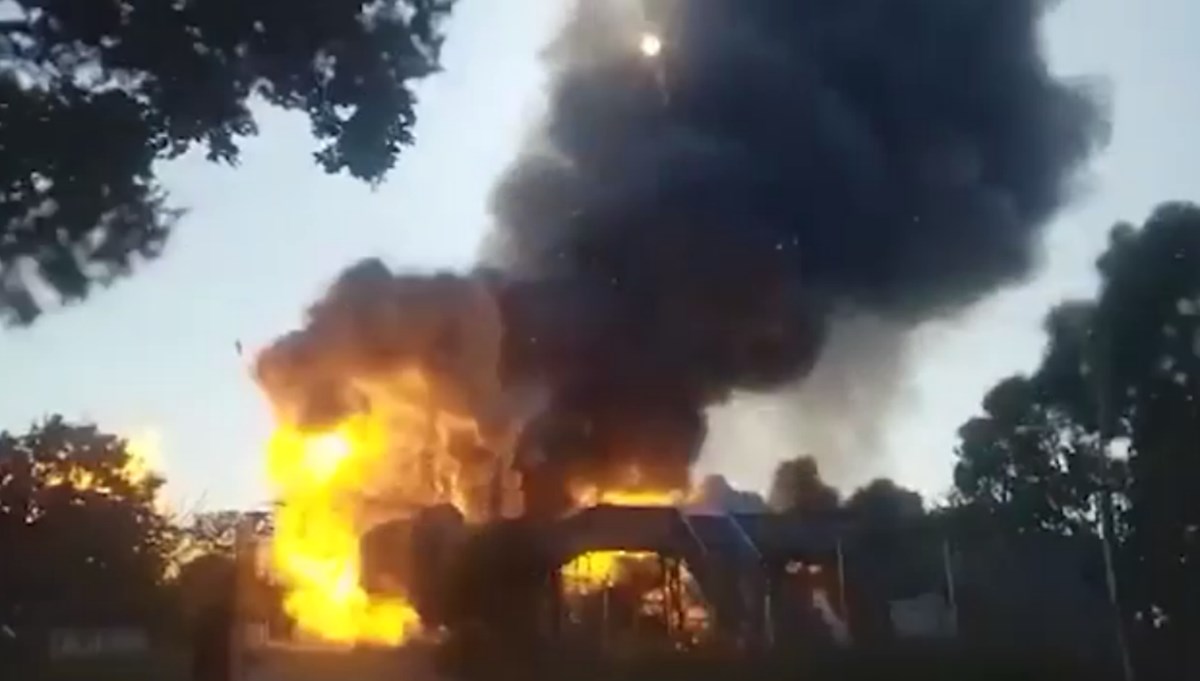 Köprüde sıkışan gaz yüklü tanker patladı Köprüde sıkışan gaz yüklü tanker patladı
