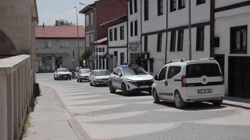 Kötü koku ihbarına gidilen evde 30 metrelik define tüneli çıktı - 1