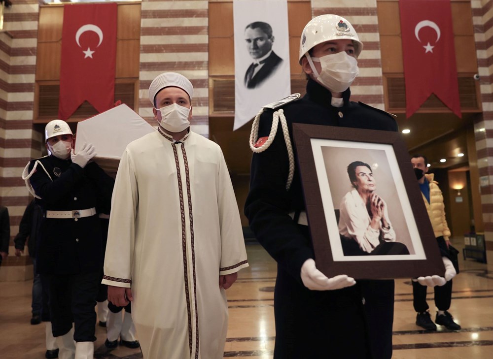 USTA OYUNCU FATMA GİRİK SON YOLCULUĞUNA UĞURLANDI... Usta oyuncu Fatma Girik son yolculuğuna uğurlandı - 36