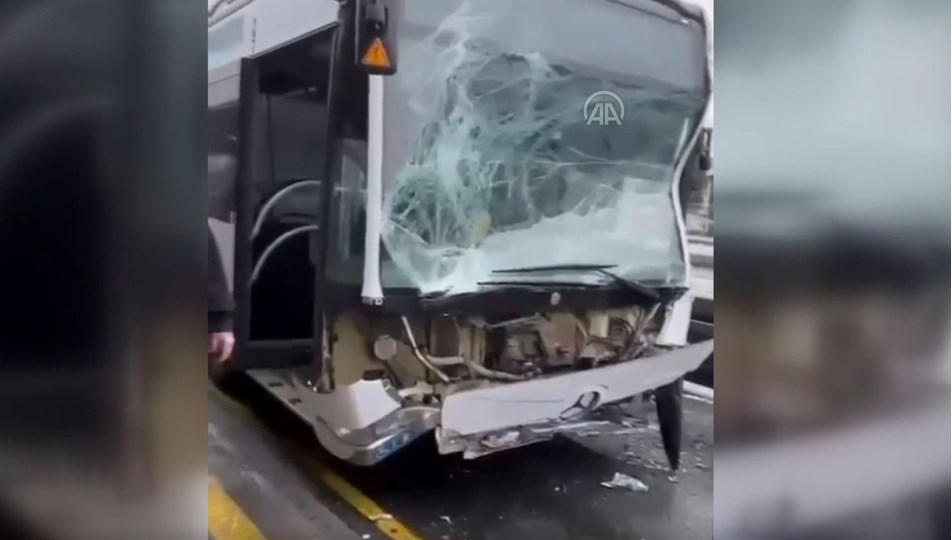 İstanbul'da iki metrobüs çarpıştı