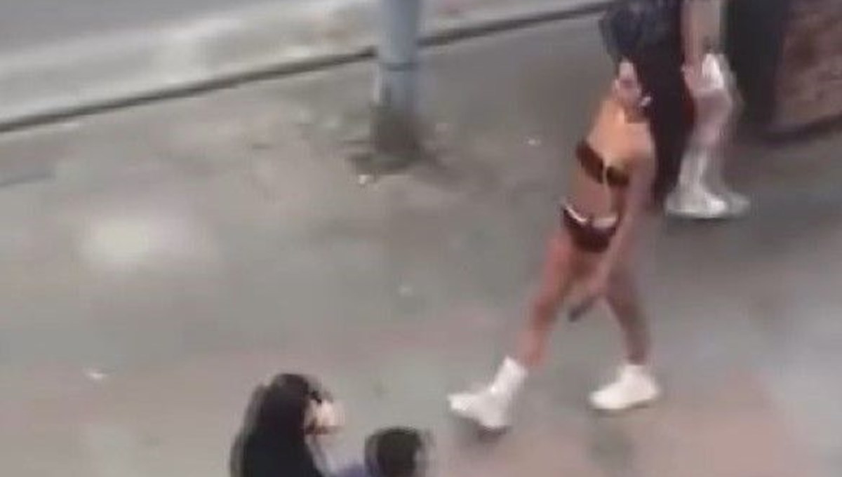 Bağdat Caddesi’nde ip bikiniyle gezen manken “ahlak ve toplumsal değerler” ile ilgili kitap okuma şartıyla serbest Bağdat Caddesi’nde ip bikiniyle gezen manken “ahlak ve toplumsal değerler” ile ilgili kitap okuma şartıyla serbest
