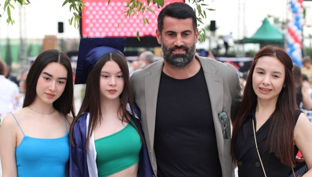 Volkan Demirel, depremde hayatını kaybeden Taner Savut'un kızının mezuniyet törenine katıldı Volkan Demirel, depremde hayatını kaybeden Taner Savut'un kızının mezuniyet törenine katıldı