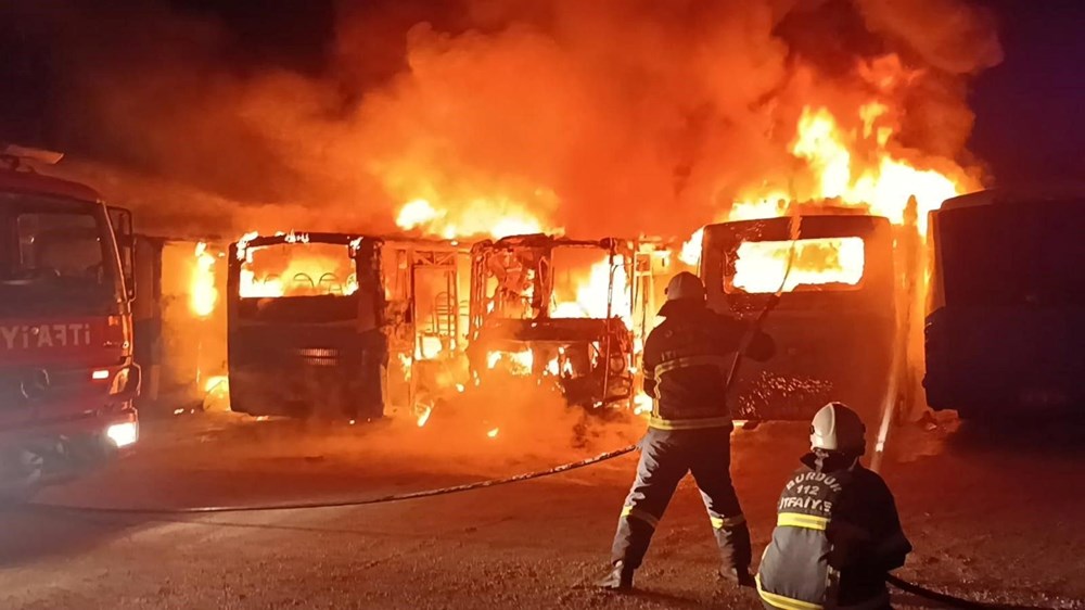 Burdur'da otoparkta yangın: Beş halk otobüsü alev alev yanarak hurdaya döndü - 3