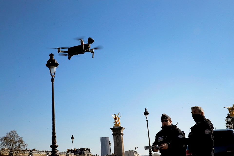 Fransa'da yüksek mahkemeden polisin drone kullanımına onay - 1