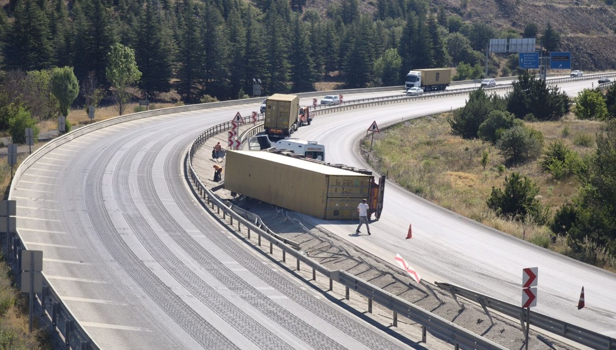 Kütahya'da TIR devrildi