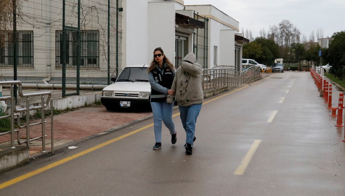 Kendisini kamu görevlisi olarak tanıtıp 8 kişiyi dolandıran kadın yakalandı Kendisini kamu görevlisi olarak tanıtıp 8 kişiyi dolandıran kadın yakalandı