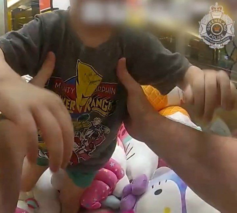 Oyuncak makinesinin içinde mahsur kalan çocuk kurtarıldı - 6