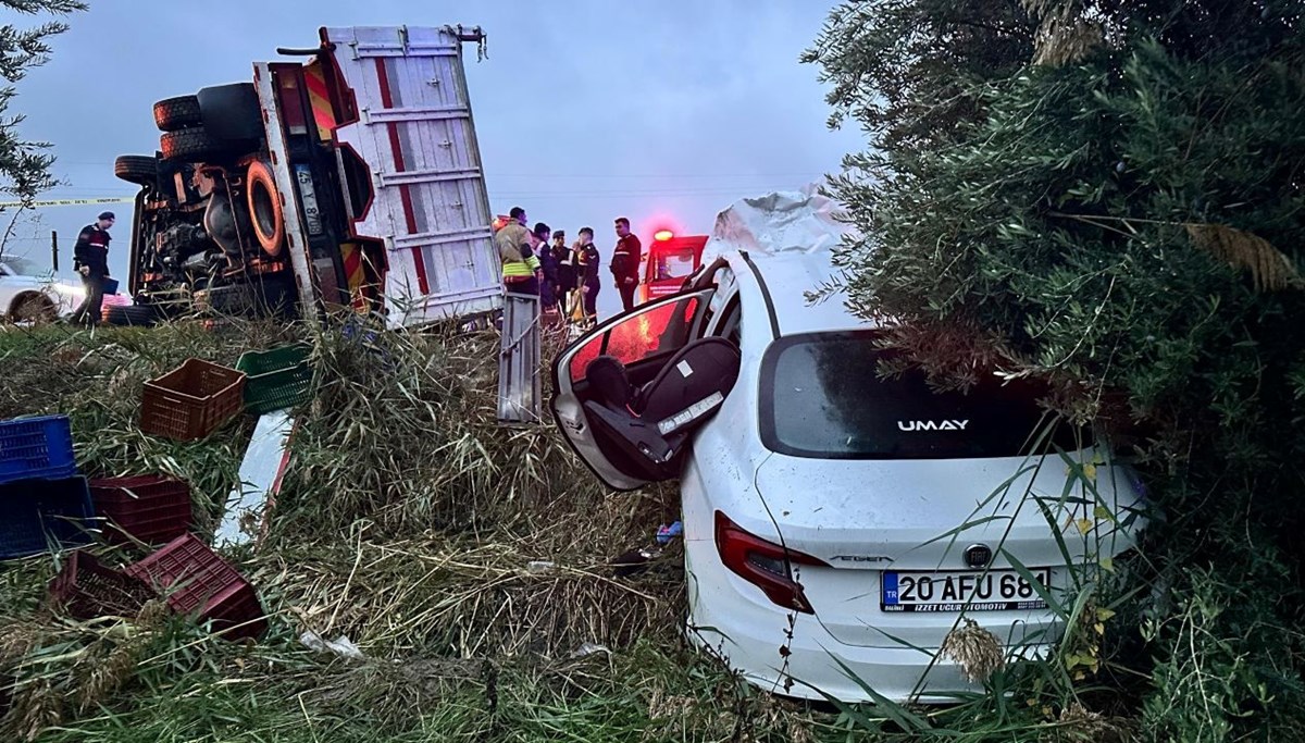 Kontrolden çıkan kamyonet karşı şeride geçti: 2 ölü, 3 yaralı Kontrolden çıkan kamyonet karşı şeride geçti: 2 ölü, 3 yaralı
