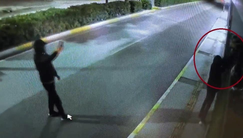 İzmir’de silahlı saldırı: Biri kurşunladı, diğeri video çekti