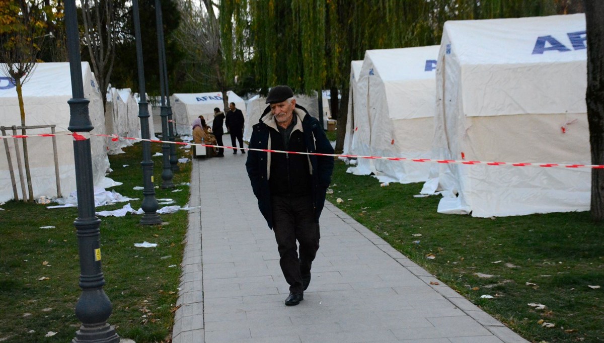 Düzce'de depremzedeler güne çadırda uyandı